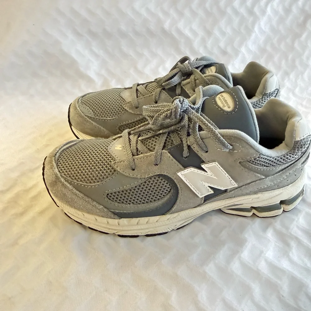 “SIZE 3” BOYS New Balance 2002R - Picture 3 of 4